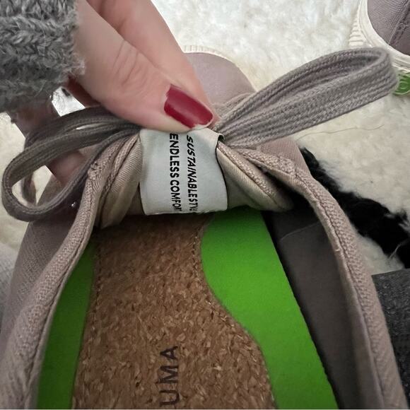 Cariuma Oca Low Grey Canvas Sneakers - Picture 13 of 13